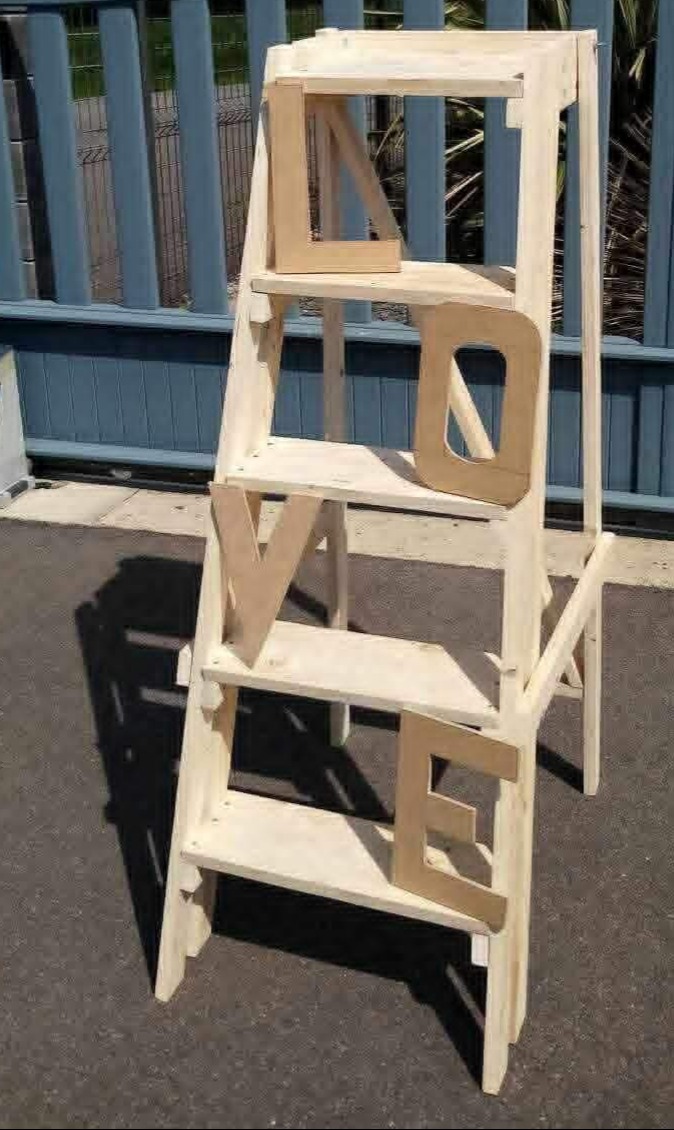 Escabeau en bois avec petite lettre LOVE